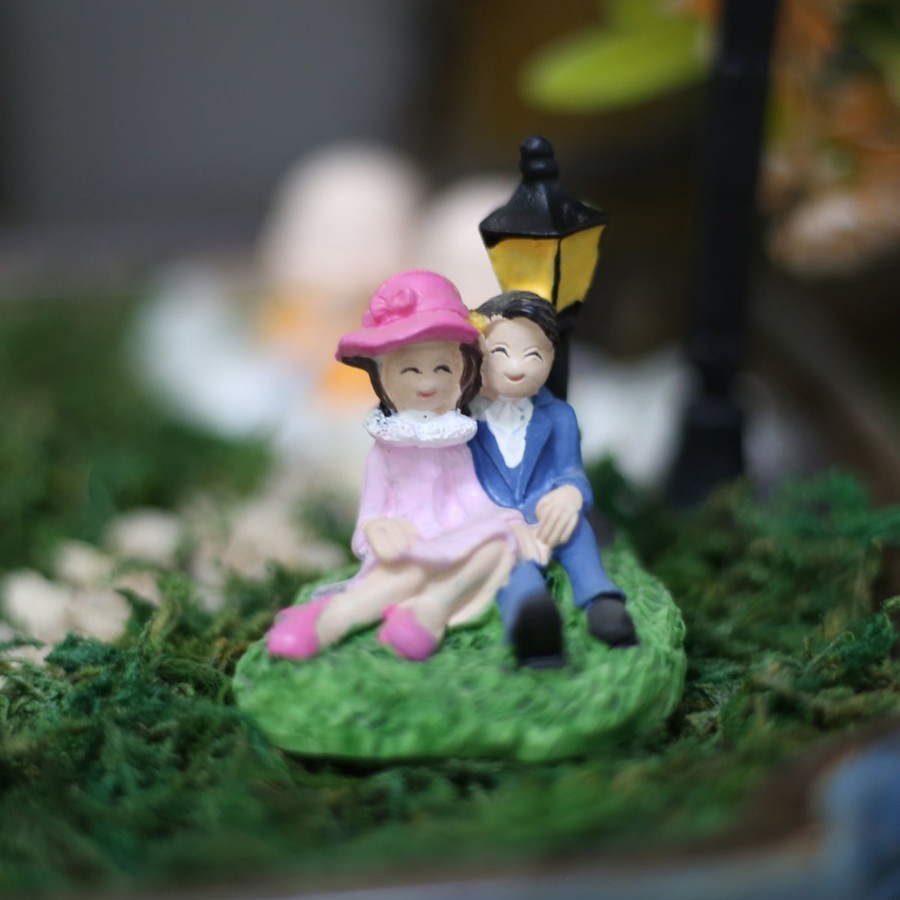 Miniature Fairy Garden Wonderland Garden Arts and Craft | Resin Couple Figurine Sitting Under Lamp Post Miniature For Miniature Garden Decor - (Multicolour) Set Of 2