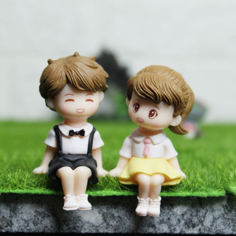 Miniature Fairy Garden Wonderland | Miniature Toys : Sitting School Kids Couple (Black & Yellow)